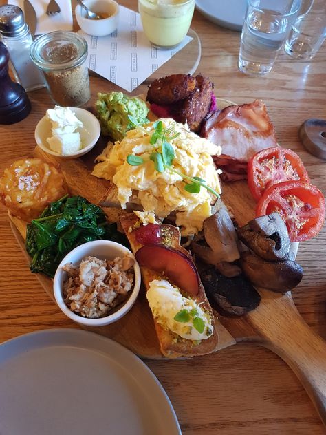 [I Ate] Big Breakfast at Hutch & Co Australia Countryside Breakfast, Australia Breakfast, Australian Breakfast, Uk Breakfast, Big Cottages, Australia Food, Fire Food, Big Breakfast, Breakfast Plate