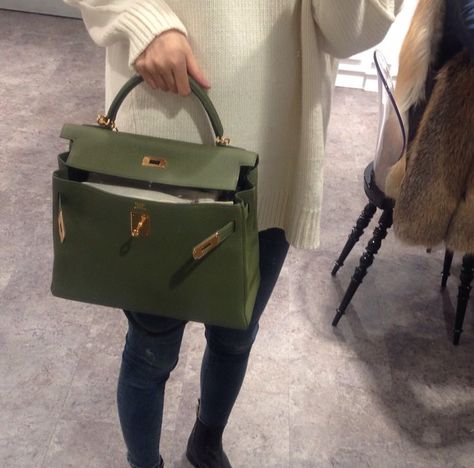 kelly Green Kelly Hermes, Olive Green Handbag Outfit, Hermes Green Bag, Green Kelly Bag, Olive Bag Outfit, Olive Green Bag Outfit, Green Birkin Bag, Green Handbag Outfit, Green Bag Outfit