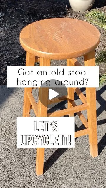 How to distress an old, orangey oak barstool into a Scandanavian inspired milking stool for the bathroom Bar Stools Upcycle, Bar Chairs Diy, Bar Stool Makeover, Diy Bar Stools, Stool Makeover, Diy Stool, Painted Stools, Milking Stool, Bedroom Crafts