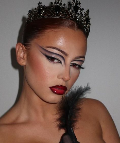 Black Swan Costume Halloween, Black Swan Makeup, Halloween Costumes 2022, Black Swan Costume, Halloween Coustumes, Clever Halloween Costumes, Pretty Halloween Costumes, Couples Halloween Outfits, Amazing Halloween Makeup