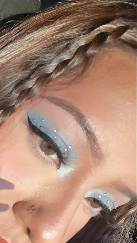 Blue Spirit Day Makeup, Light Blue Rhinestone Makeup, Rhinestone Blue Makeup, Blue Gemstone Makeup, Light Blue Makeup With Gems, Blue Eyeshadow Looks With Rhinestones, Blue Eye Makeup With Rhinestones, Light Blue Euphoria Makeup, Light Blue Fairy Makeup