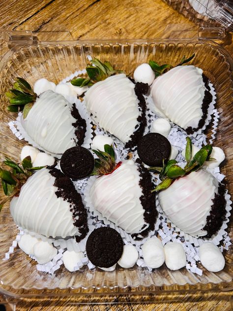 Chocolate Covered Strawberry Designs, Black And White Strawberries, Cookies And Cream Covered Strawberries, Oreo Strawberries, Chocolate Covered Strawberries Boyfriend, Cookies And Cream Chocolate Covered Strawberries, Black Chocolate Covered Strawberries, Black And White Chocolate Strawberries, Valentines Chocolate Covered Strawberry For Him