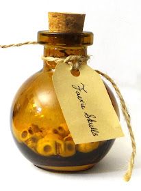 Halloween Potion Ingredients, Potion Liquid Diy, Potion Bottle Decorations, Fake Halloween Potions, Witch Bottles Diy Halloween Potions, Diy Halloween Potion Bottles Ideas, Diy Potion Ingredients, Potion Jars Diy, Diy Magic Potion Bottles