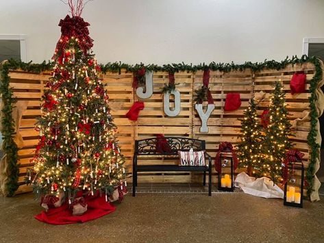 Christmas Decorations Photo Booth, Christmas Decor Ideas Photobooth, Photo Booth Natal, Church Stage Christmas, Xmas Party Ideas Decoration, Rustic Christmas Backdrop, Christmas Backdrop Ideas, Church Backdrop, Christmas Photobooth