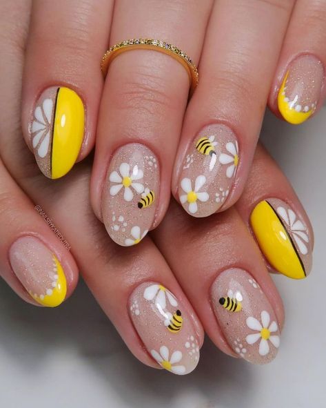 Yellow Nail Designs, New Nail Colors, Bee Nails, Yellow Nail Art, Yellow Nails Design, Yellow Nail, Summer Manicure, Cute Spring Nails, Daisy Nails