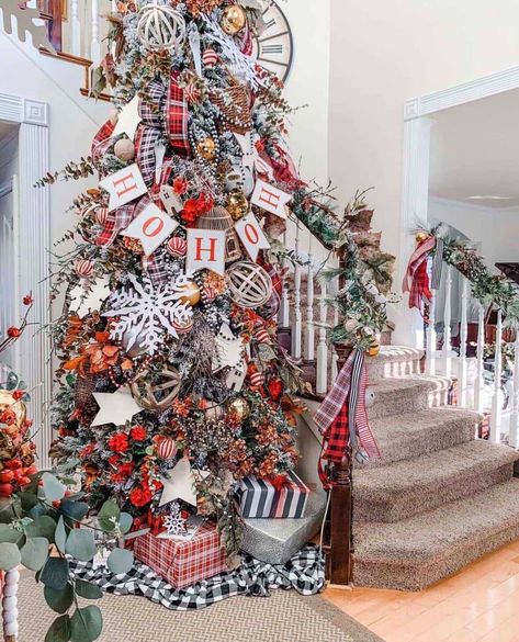 Staircase For Christmas, Door Head, Christmas Staircase Decor, Fresh Garlands, Pre Lit Garland, Christmas Staircase, Grand Entry, Craft Booth Displays, Staircase Decor