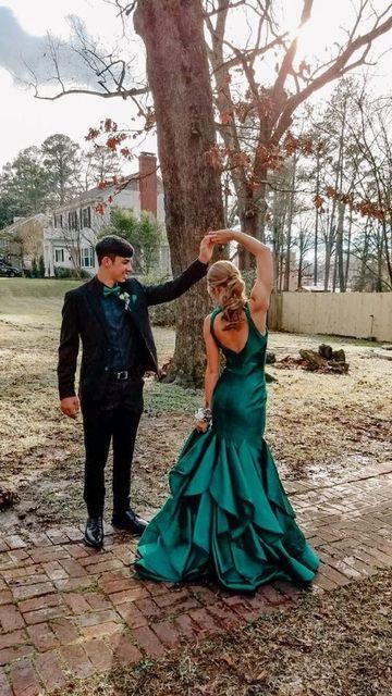 Homecoming Poses, Prom Pictures Couples, Prom Picture Poses, Prom Photoshoot, Prom Couples, Prom Photography, Prom Poses, Dream Prom, Green Mermaid