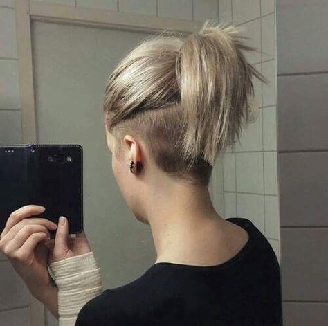 Haircut Undercut, Undercut Haircut, Undercut Long Hair, Short Shaved Hairstyles, Half Shaved Hair, Shaved Side Hairstyles, Tomboy Hairstyles, Short Hair Undercut, Shot Hair Styles