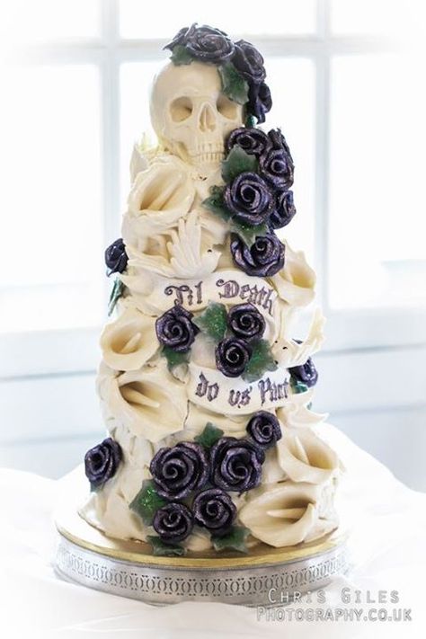 Skull Wedding Cakes, Wedding Tumblr, Gothic Wedding Cake, Halloween Torte, Gothic Cake, Halloween Wedding Cakes, Skull Cake, Rock N Roll Wedding, Skull Wedding