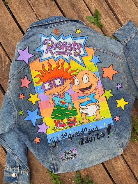 Rugrats pintado a mano custom arte chamarras paint Painting On Jackets, Jacket Painting Ideas, Denim Jacket Diy Paint, Jacket Painting, Trippy Clothes, Custom Jeans Diy, Denim Diy Clothes, Jaket Denim, Diy Denim Jacket