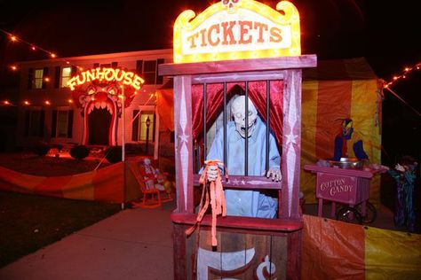 creepy ticket booth from pallets. Haunted carnival Clowns Halloween Decorations, Scary Carnival, Scary Circus, Creepy Woods, Circus Ideas, Haunted Carnival, Creepy Carnival, Halloween Circus, Carnival Decorations