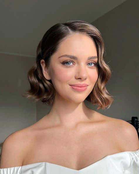 Medium Short Hair Wedding Styles, Chin Length Hairstyles Wedding, Brunette Bob Wedding Hair, Bridal Hairstyle For Shoulder Length Hair, Soft Hollywood Waves Short Hair, Short Hairstyle Bride Wedding, Formal Hairstyles For Short Hair Shoulder Length, Evening Short Hairstyles, Short Straight Formal Hairstyles