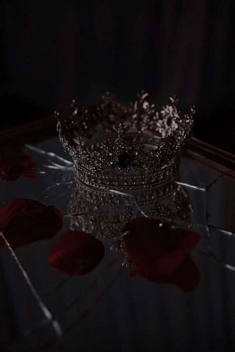 Royal Queen Aesthetic, Dark Royalty Aesthetic, Royalcore Aesthetic, Book Cover Background, Royalty Core, Cover Design Inspiration, Crown Aesthetic, Dark Red Roses, Wattpad Book Covers