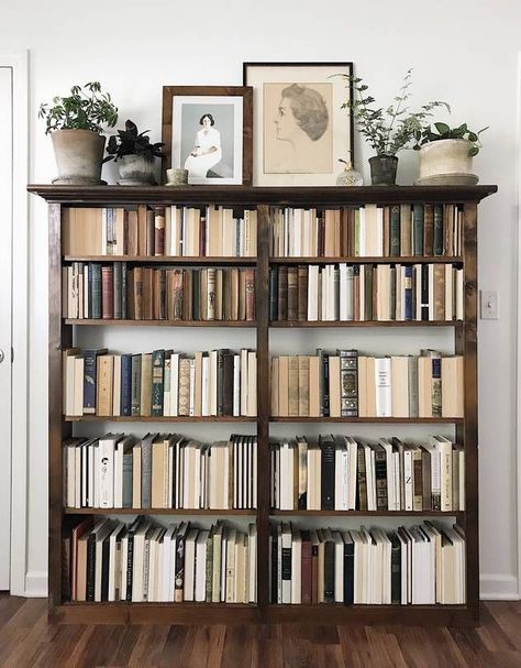 Interior decorators seeking calming creams are storing books backwards, sparking howls from the literati. Parisian Library, Kristina Romanova, Diy Home Decor For Apartments, Interior Design Minimalist, Movie Black, Bookshelf Styling, Ideas Hogar, Bookshelf Decor, Decor Minimalist