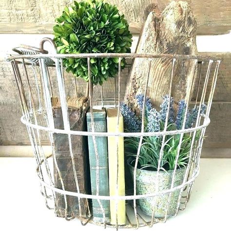 How To Use Wire Baskets And Organize Your Home Effortlessly - World inside pictures Wire Basket Decor Ideas, Wire Basket Ideas, Wire Basket Decor, Basket Decor Ideas, Wire Wall Basket, Wire Egg Basket, Vintage Wire Baskets, Basket And Crate, Egg Basket