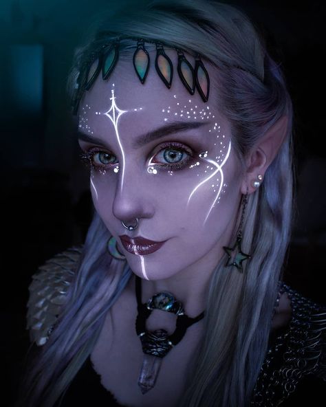 "These necklaces will soon be available @vespermoth (Swipe to see more pictures of the Elbereth Necklace) 💜" - Model: Annika (@manicmoth) - Beautiful Glass Headpiece & Moon & Star Earrings @kateshofactory #elfgirl #nightelf #moonchild #pagangoth #manicmoth #gothgirl #gothic #tolkien #gothicmakeup #neonmakeup #elvenstyle Elven Makeup, Pagan Makeup, Dark Fairy Makeup, Dark Fairy Costume, Halloween Gesicht, Neon Makeup, Face Art Makeup, Halloween Eyes, Cool Makeup Looks