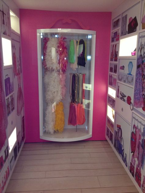 Barbie house in Berlin...love the closet Barbie’s Closet, Barbie Dressing Room, Barbie Inspired Room, Barbie Bedroom Ideas, Barbie Room Decor, Barbie Closet, House Barbie, Barbie Bedroom, Pink Closet