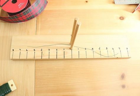 How to make a bow maker board - dowels in center of board with 1 inch increments marked and wire placed between dowels to start making a bow Diy Bow Maker, Easy Diy Candy, Bow Making Tutorials, Bow Maker, Bow Garland, Easy Fall Wreaths, Homemade Bows, Mesh Wreath Tutorial, Wooden Bow