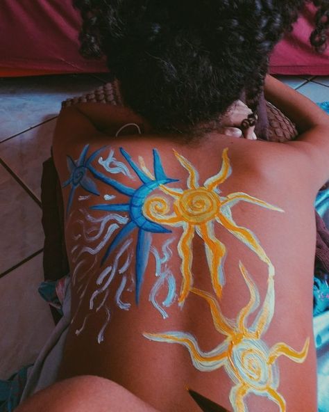 Paint On Body Aesthetic, Cute Body Paintings, Summer Body Painting, Painting On Body Aesthetic, Back Painting Ideas, Back Painting Body Art, Painting On Body, Painting On Skin, Leg Painting Body Art