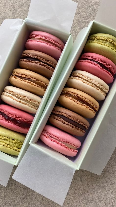 Macaron Aesthetic, Macarons Aesthetic, Sweets Aesthetic, حلويات صحية, Food Obsession, Interesting Food Recipes, Beautiful Food, Macaroons, Sweet Snacks