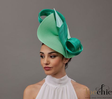 Aquamarine Kentucky derby fascinator hat for women.  The Aquamarine large fascinator creates a turquoise bow that is wrapped an aquamarine feather.  Are you going to the Ladies day at Royal Ascot, Kentucky Derby or any other special occasion? This beautiful aquamarine and Turquoise hat is perfect large fascinator to complement your derby outfit.  The Ascot fascinator is supported by a metal headband that allows to tilt the fascinator to the liking of each one.. You can choose the side of the hea Green Tea Party, Fascinator Hats Outfit, Turquoise Hat, Green Fascinator, Kentucky Derby Fascinator, Royal Ascot Hats, Derby Outfits, Derby Fascinator, Ascot Hats