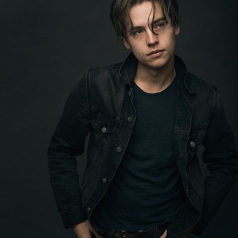 Cole Sprouse in Brooklyn. Cole Sprouse Photoshoot, Cole Spouse, Cole Sprouse Wallpaper, Cole Sprouse Jughead, Cole M Sprouse, Riverdale Cole Sprouse, Dylan And Cole, Dylan Sprouse, Leyte