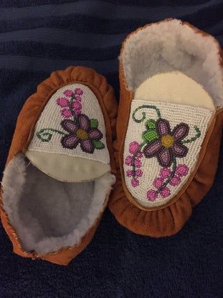 Moose Hide Moccasins : 6 Steps (with Pictures) - Instructables Beaded Vamps, Indian Slippers, Métis Beadwork, Moccasins Pattern, Southwestern Christmas Ornaments, Ribbon Dresses, Baby Moccasin Pattern, Floral Beadwork, Moccasin Pattern