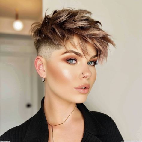 Polished Pixie with Subtle Color Variation Short Faded Pixie Haircuts, Short Pixie Haircuts With Highlights, Pixie Cut Blonde Highlights, Skin Fade Women, Hair Color Ideas Short Hair Pixie Cuts, Pixie Haircut Color Ideas, Color For Pixie Haircut, Pixie Haircut With Highlights, Short Haircut And Color