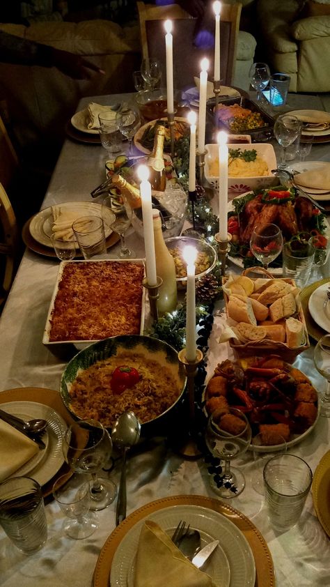 Dinner Table Food Layout, Potluck Dinner Aesthetic, Cosy Dinner Party Aesthetic, Thanksgiving Dinner Party Aesthetic, Shabbat Dinner Aesthetic, Winter Dinner Aesthetic, Social Gathering Aesthetic, November Dinner Party, Christmas Dinner Friends