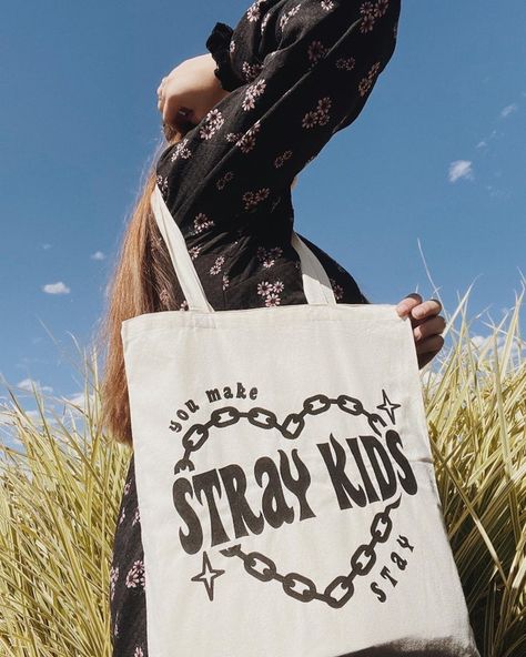 studiojangmi - Etsy Chile Thunderous Stray Kids, Black Velvet Texture, Heart Tote Bag, Chain Heart, Velvet Texture, Cartoon Painting, Kpop Merch, Cotton Tote Bag, Cotton Totes