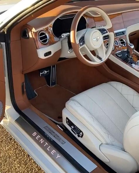 Bentley Car Interior, Stile Kendall Jenner, Luxury Cars Rolls Royce, Luxury Car Interior, Vw Vintage, Lux Cars, Bentley Car, Super Luxury Cars, Best Luxury Cars