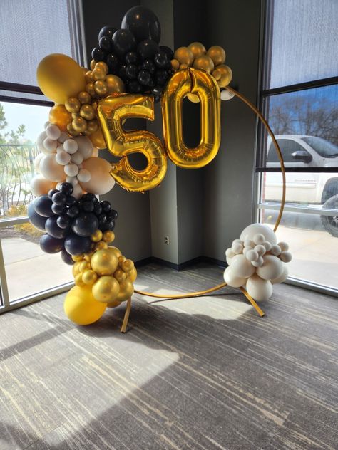 50 Balloon Arch, 50th Birthday Balloon Ideas, 50th Balloons, Diy Birthday Number, Birthday Setup, 50th Birthday Balloons, 40th Anniversary Party, 50 Balloons, 90th Birthday Parties