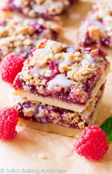 Raspberry Crumble Bars are so simple to make and one of those desserts everyone loves! Raspberry Crumble Bars, Streusel Bars, Raspberry Crumble, Raspberry Desserts, Easy Dessert Recipes, Raspberry Recipes, Crumble Bars, Fresh Raspberries, Cookie Bar Recipes