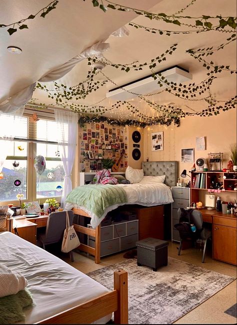 Boho Dorm Room Ideas Colleges, Luxury Dorm, Luxury Dorm Room, Vintage Dorm, Dorm Room Aesthetic, Aesthetic Dorm Room, Dorm Room Layouts, Cozy Dorm, College Dorm Room Inspiration