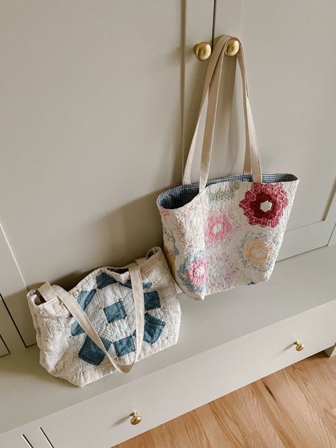 Vintage Quilt Tote Bags - Kitty Cotten Quilt Upcycle Ideas, Patchwork Tote Bags Free Pattern, Quilt Bags And Totes Patterns, Free Tote Bag Sewing Pattern, Quilted Bag Patterns Free, Fabric Collage Ideas, Quilt Upcycle, Diy Quilted Bag, Quilted Tote Bags Patterns