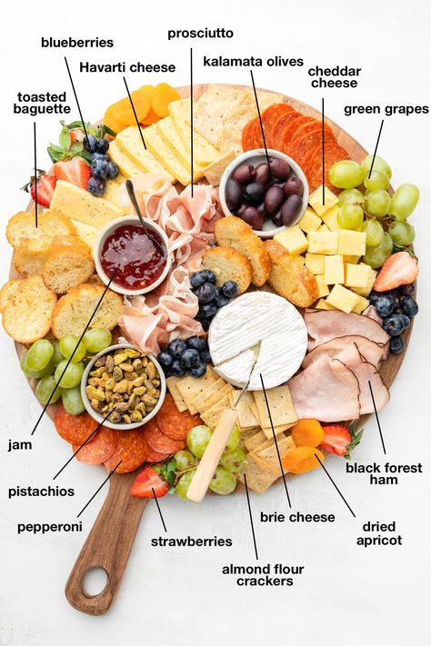 A list of all of the ingredients, including bread, cheese, meats, fruits, jam, and nuts. Thanksgiving Food Presentation, Snack Platters For Party, Meat Platter Ideas, Diy Cheese Platter, Food Boards For Parties, Charcuterie Boards Ideas, Charcuterie Board Fruit, Simple Cheese Platter, Charcuterie Diy