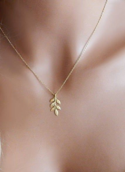 Simple Gold Chain With Locket, Chain Pendent Designs Gold Women, Simple Pendent Designs, Gold Chain With Pendant For Women, Pendant Designs Gold Simple, Gold Chain Locket Designs, Simple Gold Locket Designs, Neck Chains Gold Simple, Gold Pendant Designs For Women