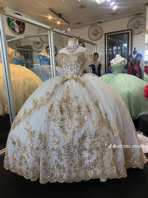 Yellow Quince Theme, Champagne Quince Dresses, Gold Quinceanera Theme, Quince Colors, Beauty And The Beast Quince, Champagne Quinceanera Dresses, Quince Dresses Champagne, Cinderella Sweet 16, Xv Dresses