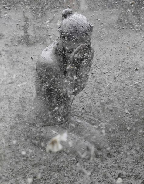 A woman plays in mud during the Boryeong Mud Festival at Daecheon beach in Boryeong Mud Festival, Mudding Girls, Korea Południowa, Muddy Girl, Enjoy Winter, Festivals Around The World, Korean Wave, Korea Travel, Rare Pictures