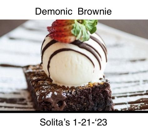 Brownies With Ice Cream On Top, Brownie And Ice Cream Plating, Fancy Brownie Plating, Brownie Plated Dessert, Cake And Ice Cream Plating, Brownie Plating Presentation, Ice Cream Plating Ideas, Brownies Plating Ideas, Brownies Plating