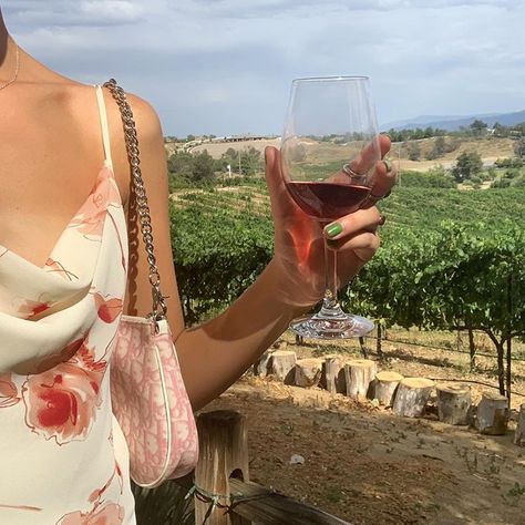 wine tasting with the most beautiful view 🍇 <3 Winery Outfit Summer, Napa Wine Tasting, Vineyard Outfit, Wine Tasting Outfit, Wineries Outfit, Wine Vineyards, Summer Wines, Wine Time, Wine Tour