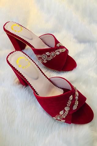 Pant Lehenga, Stylish Shoes Heels, Bridal Sandals Heels, Kitten Heels Outfit, Indian Sandals, Indian Wedding Shoes, Bridal Foot Jewelry, Women Slippers Fashion, Kids Dress Collection