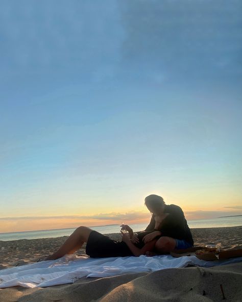 Beach Picnic Aesthetic Couple, Summer Dating Aesthetic, Summer Fling Relationships, Summer Boyfriend Aesthetic, Blonde Boyfriend Aesthetic, Summer Aesthetic Couple, Beach Date Aesthetic, Serendipity Aesthetic, Summer Love Couples