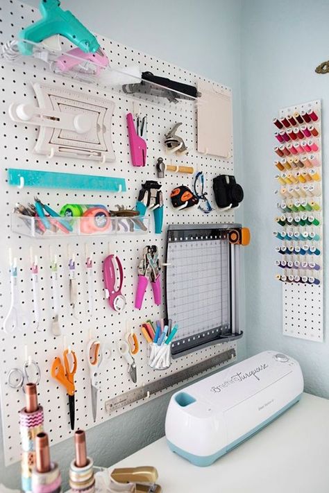 Bilik Tidur Kecil, Pegboard Craft Room, Craft Tables With Storage, Small Bedroom Organization, Craft Table Diy, Small Craft Rooms, Room Organization Ideas, Pegboard Organization, Idee Cricut