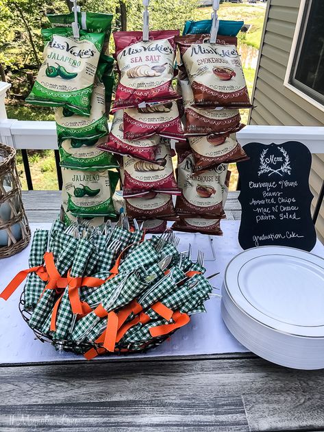 Outdoor Snack Bar Ideas, Individual Chip Bags Party Ideas, Diy Chip Rack For Party, How To Display Food At A Party, Chips For Party Display, Potato Chip Display For Party, Chip Bags For Party Display, Snack Display Ideas Party, Chips Party Display