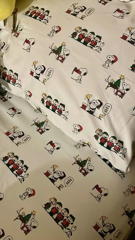 Christmas Bedsheets Aesthetic, Snoopy Bed Sheets, Christmas Bedsheet, Snoopy Bed, Snoopy Bedding, Christmas Bed Sheets, Christmas Decir, Best Ugly Christmas Sweaters, Christmas Sheets