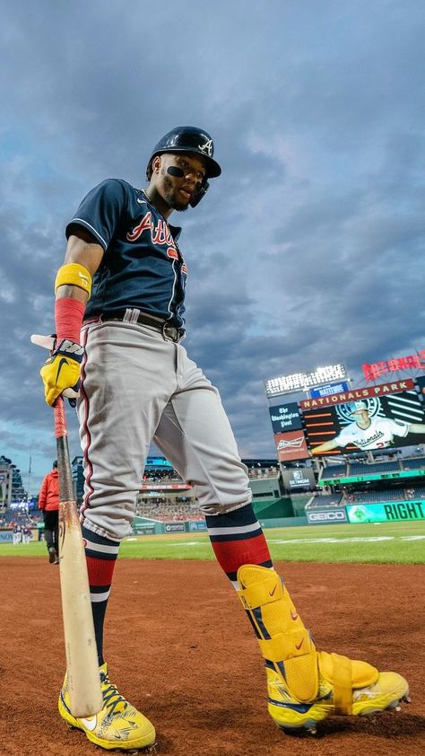 Ronald Acuña Jr. on deck at Nationals Park. Athletic Wallpaper, Atlanta Braves Wallpaper, Brave Wallpaper, Famous Baseball Players, Hot Baseball Players, Dodgers Nation, Softball Gear, Michael Jordan Pictures, Baseball Wallpaper