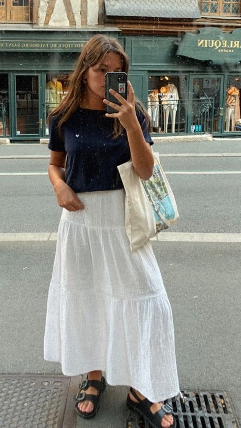 Celebrate Summer: Your Summer Travel Outfit Guide | Cute & Aesthetic Travel Outfits For Summer For Women Outfits Modest, European Summer Outfits, Skandinavian Fashion, Modest Summer Outfits, Europe Outfits, Maxi Skirt Outfits, Italy Outfits, Jupe Short, Stil Inspiration