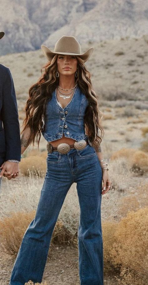 Cowboy Girl Outfits, Country Concert Hairstyles, Modern Cowgirl Outfits, Cowboy Outfits For Women, Easy Girls Hairstyles, Cowgirl Outfits Party, Traje Cowgirl, Estilo Cowgirl, Trajes Country