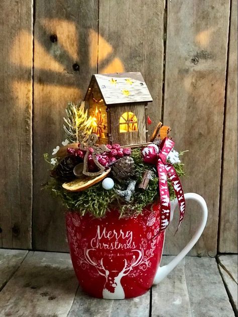 Diy Christmas Mugs, Teacup Crafts, Christmas Crafts To Make, Cosy Christmas, Cup Crafts, Christmas Cup, Charming Christmas, Christmas Arrangements, Vintage Teacups